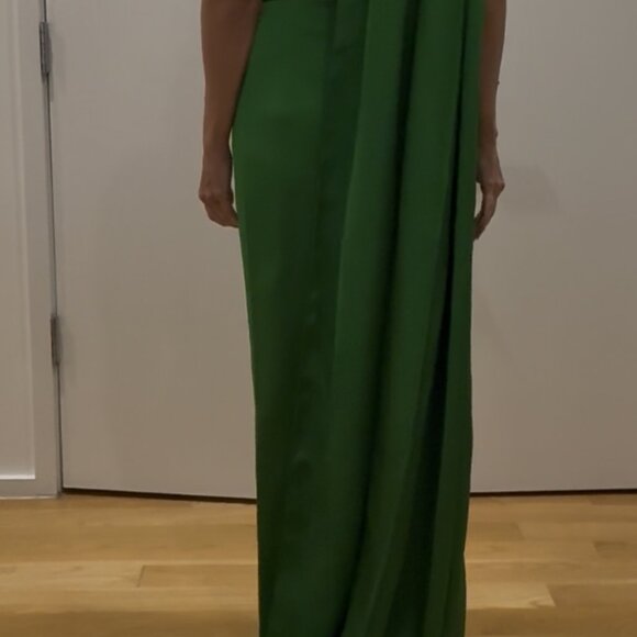 Green One Shoulder Cape Dropped Silk Gown by I.H.F Atelier - Picture 5 of 11